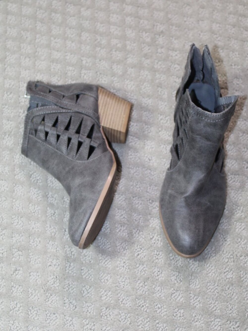 Qupid Size 7 Gray Faux Suede Zip 2" Block Heel Almond Toe Ankle Bootie